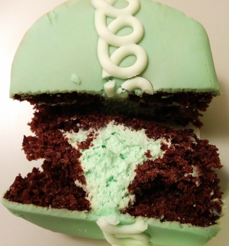 Illustration for article titled SnackTayku: Celebrate St. Patrick's Day Early with Hostess' Shamrock Cupcakes (Or Try Them to Get Over a Hangover After the Actual Day)